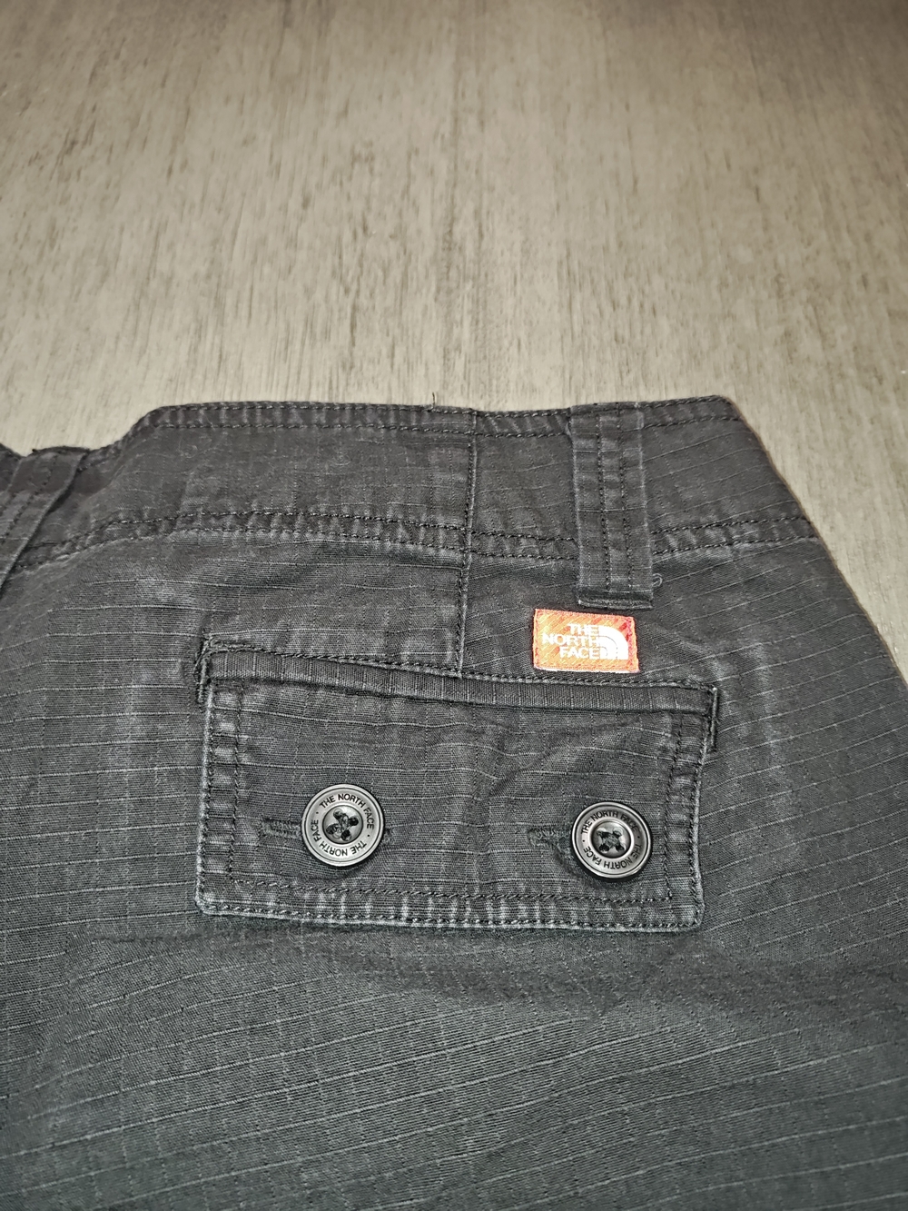 The North Face Woman's Black Cargo Shorts ,Size 10 - Picture 11 of 11
